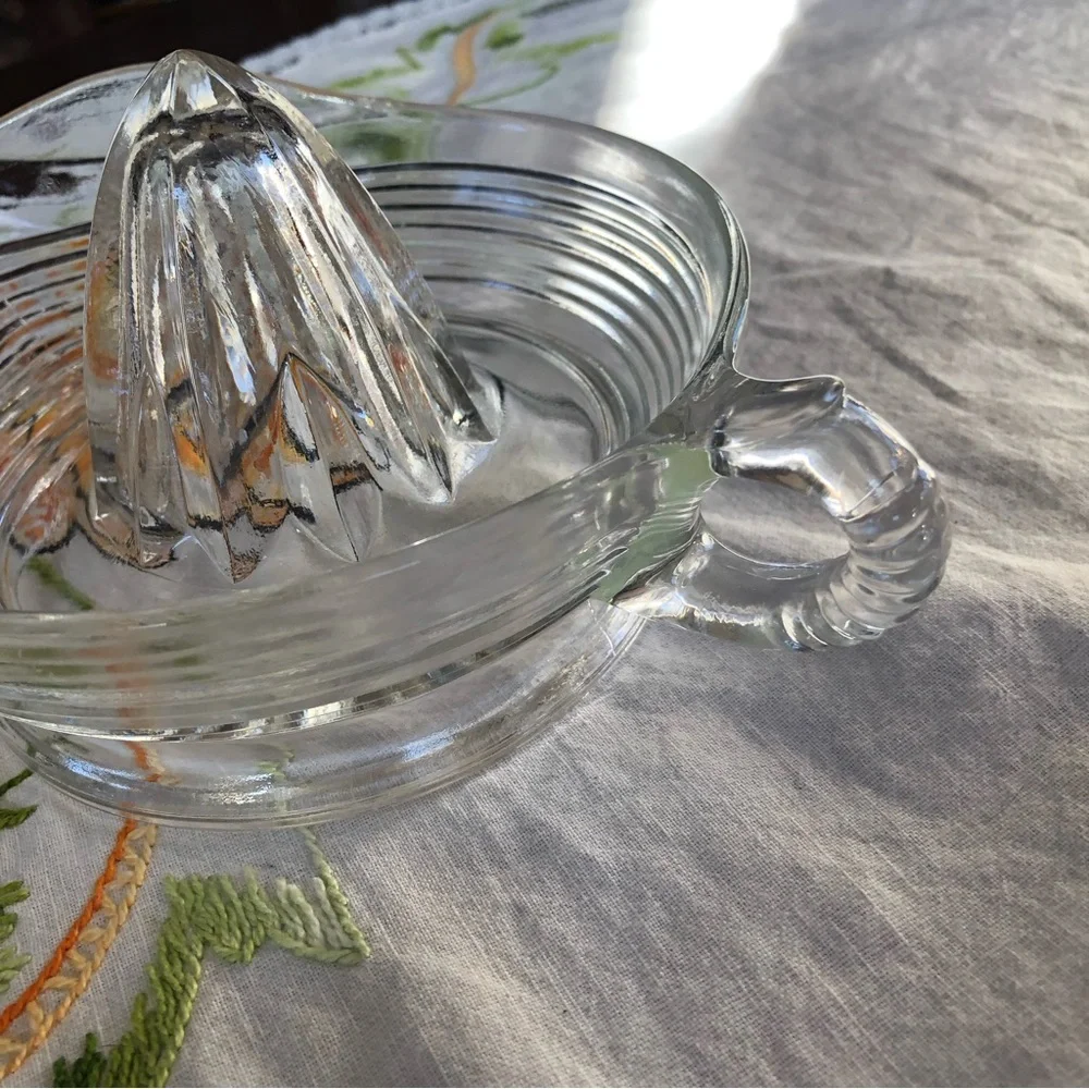 Vintage Citrus Reamer Juice Squeezer. Large Size. Scalloped Handle. 7.5